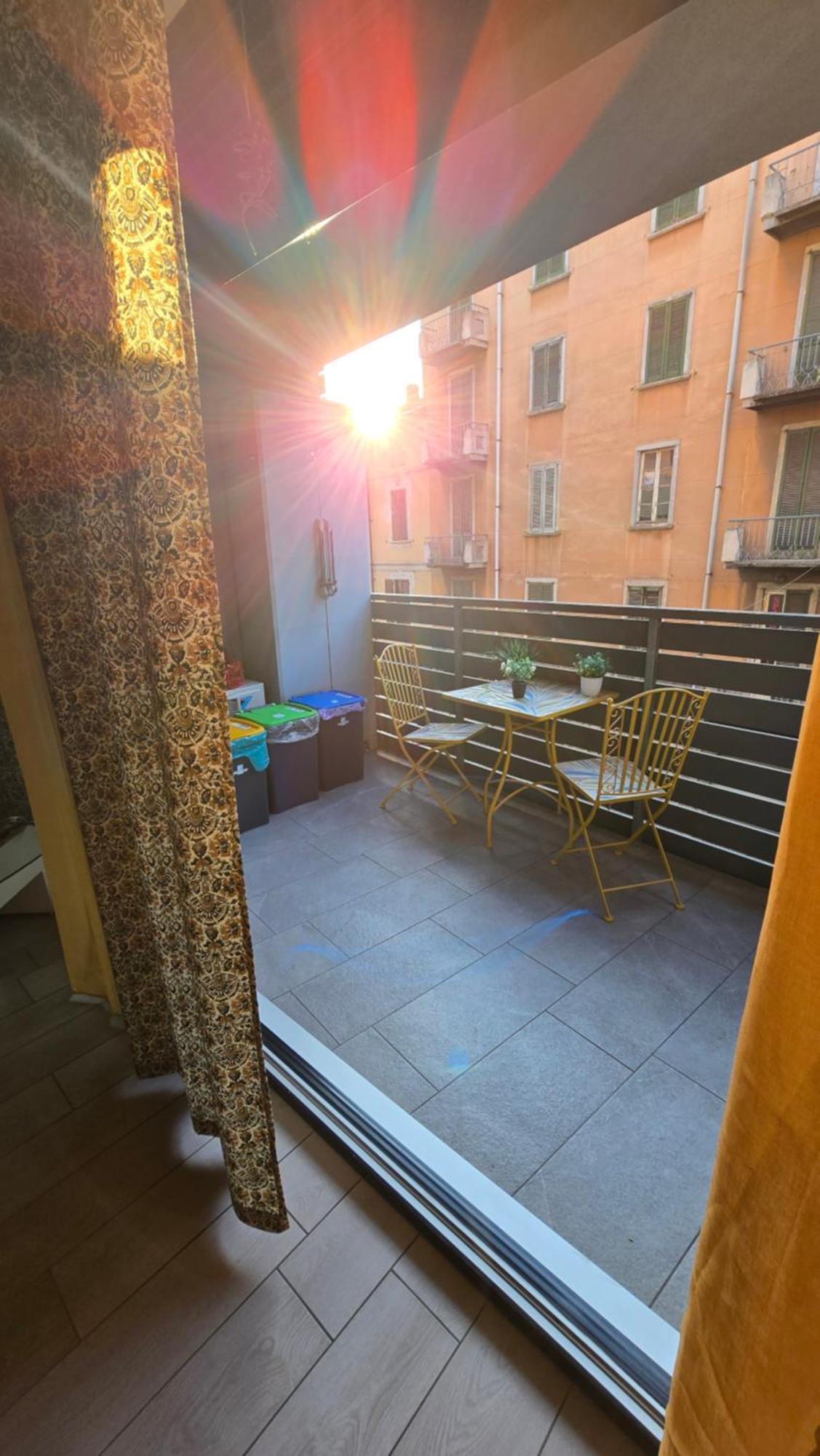 Varese Prime - Large Independent Apartment, Air Conditioning, 2 Bathrooms, 2 Free Covered Parking Spaces, No Restricted Traffic Zone, Train Station 100M, Theatre 150M, Historic City Centre Esterno foto